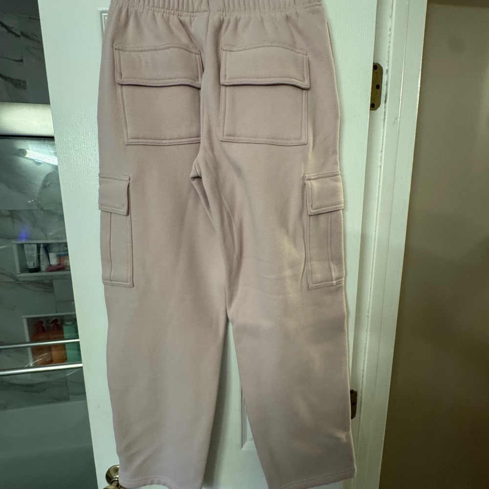 Aritzia Blush Sweatfleece Cargo Sweatpants   Color Bow Pink Rose. Size Sm - Picture 3 of 4